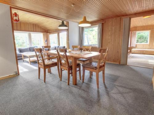 Restoran atau tempat makan lain di Holiday Home Christian - 3-5km from the sea in Western Jutland by Interhome