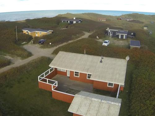 洛肯的住宿－Holiday Home Dolma - 75m from the sea in NW Jutland by Interhome，海滩上房屋的空中景致