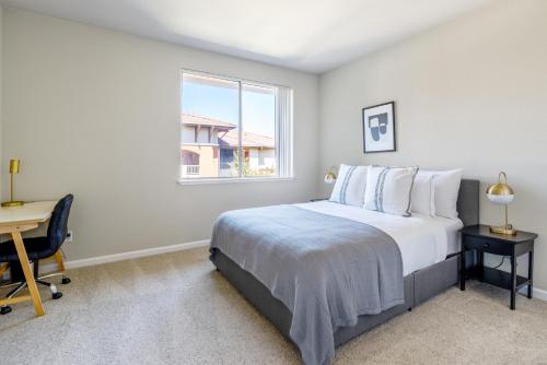 Ένα ή περισσότερα κρεβάτια σε δωμάτιο στο Santa Clara 1BR w WD Gym Parking SFO-475
