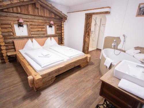een badkamer met een bed, een bad en een wastafel bij Apartment Koa Sünd by Interhome in Pfarrwerfen