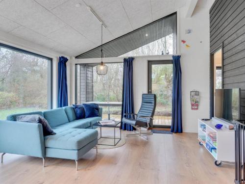 Μια τηλεόραση ή/και κέντρο ψυχαγωγίας στο Holiday Home Ilvy - 850m from the sea by Interhome