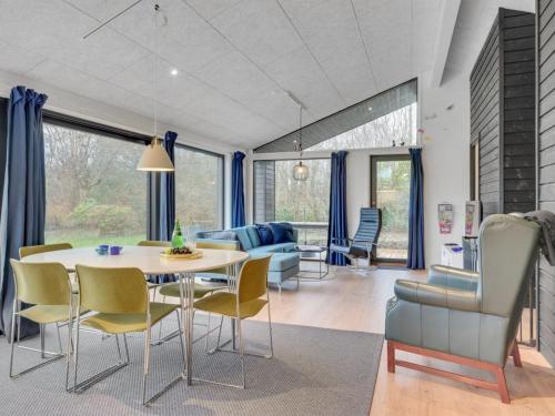 Χώρος καθιστικού στο Holiday Home Ilvy - 850m from the sea by Interhome