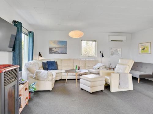 salon z kanapą i stołem w obiekcie Holiday Home Ømund - all inclusive - 600m to the inlet in Sealand by Interhome w mieście Holbæk
