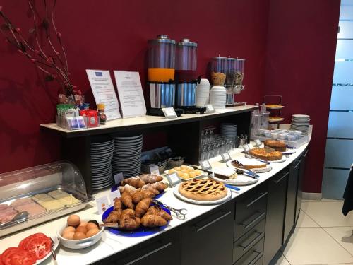 ein Buffet mit vielen verschiedenen Speisen in der Unterkunft Hotel Mare Blu in Francavilla al Mare
