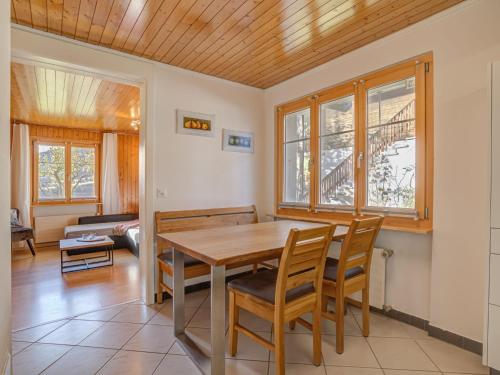 comedor con mesa de madera y sillas en Apartment Chalet Niderärne by Interhome en Lax