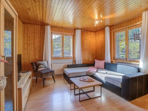 sala de estar con sofá y mesa en Apartment Chalet Niderärne by Interhome en Lax