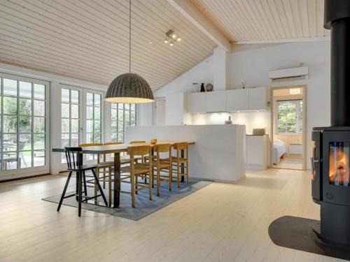 - une cuisine et une salle à manger avec une table et des chaises dans l'établissement Holiday Home Hansmine - 150m to the inlet in Sealand by Interhome, à Jægerspris