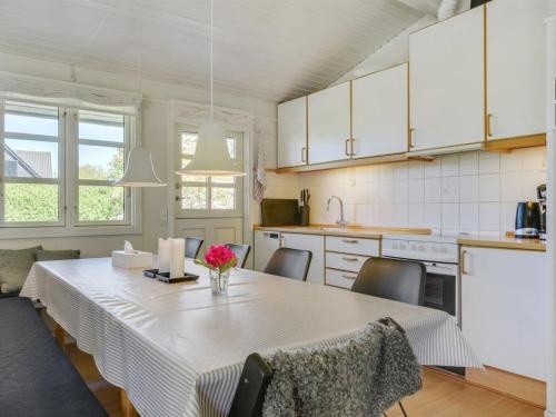 eine Küche mit einem Tisch und Stühlen im Zimmer in der Unterkunft Holiday Home Tobrjön - 200m to the inlet in Sealand by Interhome in Skibby