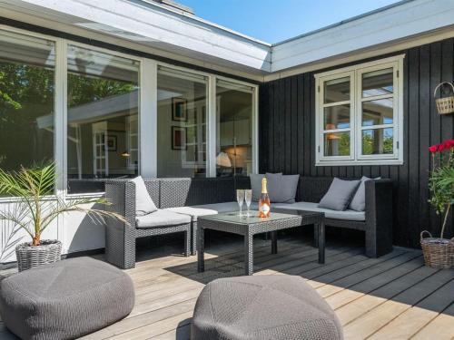 un patio con sillas y una mesa en un porche en Holiday Home Tobrjön - 200m to the inlet in Sealand by Interhome, en Skibby