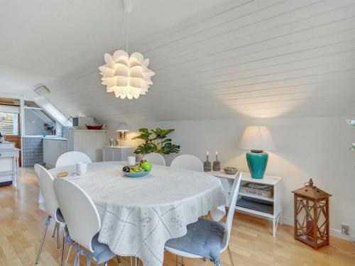 ein Esszimmer mit einem weißen Tisch und Stühlen in der Unterkunft Holiday Home Marita - 225m from the sea in Sealand by Interhome in Korsør