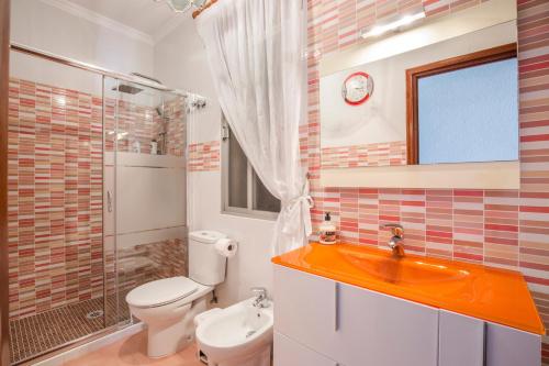 a bathroom with a sink and a toilet and a shower at Alojamiento Ruizo in Lorca