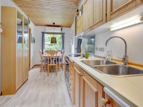 cocina con fregadero y comedor en Holiday Home Holga - 450m from the sea in Sealand by Interhome, en Store Fuglede