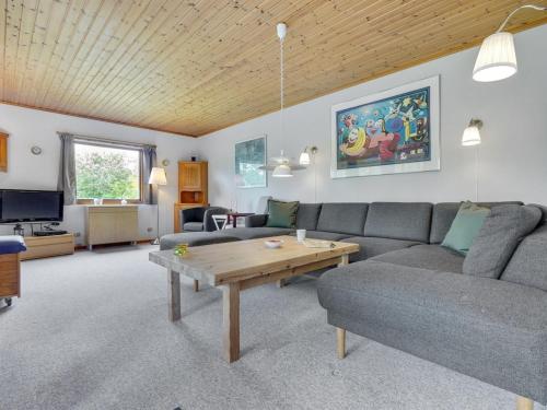 sala de estar con sofá y mesa de centro en Holiday Home Holga - 450m from the sea in Sealand by Interhome, en Store Fuglede
