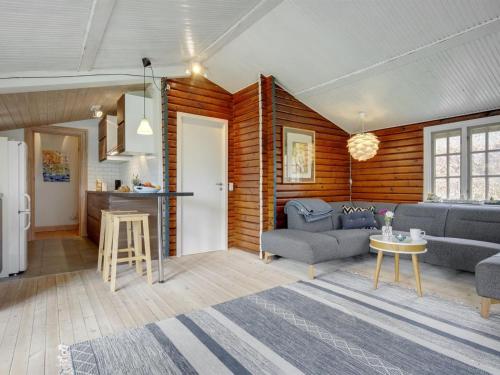 un soggiorno con divano e tavolo di Holiday Home Hjort - 100m from the sea in Sealand by Interhome a Dronningmølle