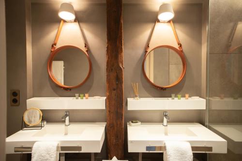 モンリヴォーにあるEziaのバスルーム(洗面台2台、鏡2つ付)