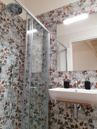 a bathroom with a sink and a shower at Antica Dimora B&B Volte D'Ogiva in Altamura