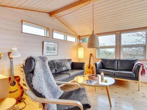 - un salon avec un canapé et une table dans l'établissement Holiday Home Gundhild - all inclusive - 1-8km from the sea by Interhome, à Fårevejle