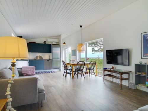 ein Wohnzimmer mit einem Sofa und einem Tisch in der Unterkunft Holiday Home Gjorgje - 100m from the sea in Sealand by Interhome in Tjørneholm