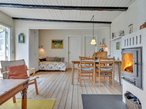 - un salon avec une table et une salle à manger dans l'établissement Holiday Home Claudine - 300m from the sea in Sealand by Interhome, à Tjørneholm