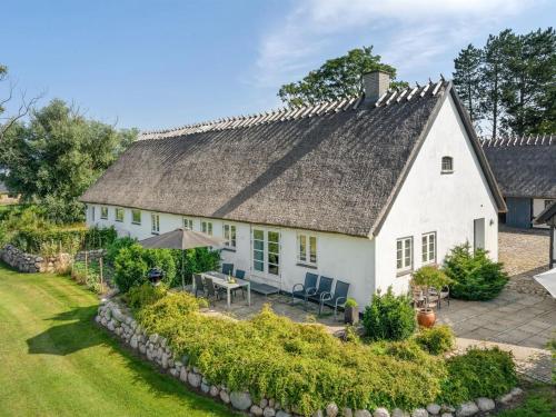 una vista aérea de una casa blanca con patio en Holiday Home Margareta - 250m to the inlet in Sealand by Interhome en Præstø