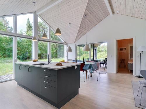 eine offene Küche und ein Esszimmer mit großen Fenstern in der Unterkunft Holiday Home Ella - 1-2km to the inlet in Sealand by Interhome in Rørvig