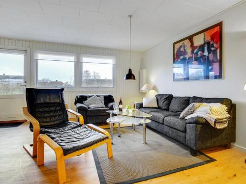 ein Wohnzimmer mit einem Sofa und einem Tisch in der Unterkunft Holiday Home Esther - 700m from the sea in Lolland- Falster and Mon by Interhome in Torrig