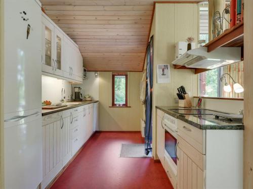 Kuchyň nebo kuchyňský kout v ubytování Holiday Home Norwin - 250m from the sea by Interhome