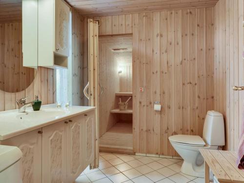 Koupelna v ubytování Holiday Home Norwin - 250m from the sea by Interhome