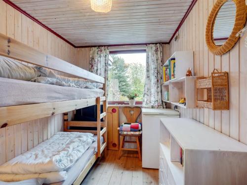 เตียงสองชั้นในห้องที่ Holiday Home Kaarina - 550m from the sea in Lolland- Falster and Mon by Interhome