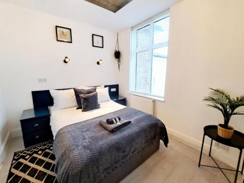 a bedroom with a bed and a window at SPACIOUS 3 Bed APARTMENT, EN-SUITES, NEAR TRAIN STATION! in Watford