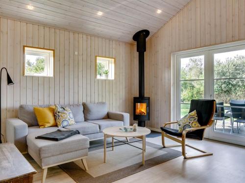 sala de estar con sofá y chimenea en Holiday Home Thala - 150m from the sea in Funen by Interhome, en Bogense