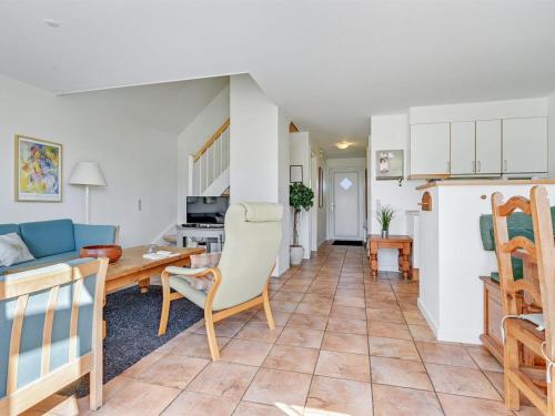 ein Wohnzimmer mit einem Sofa und einem Tisch in der Unterkunft Holiday Home Arwin - 250m from the sea in Funen by Interhome in Bro