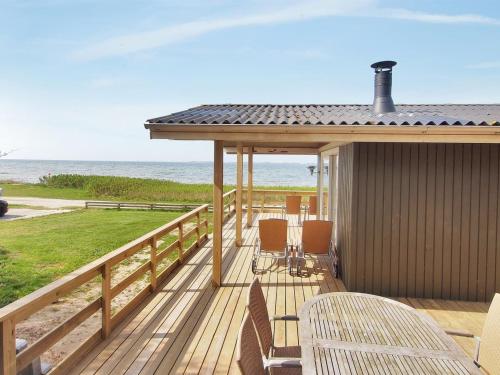 Holiday Home Bertold - 20m from the sea in Funen by Interhome 발코니 또는 테라스
