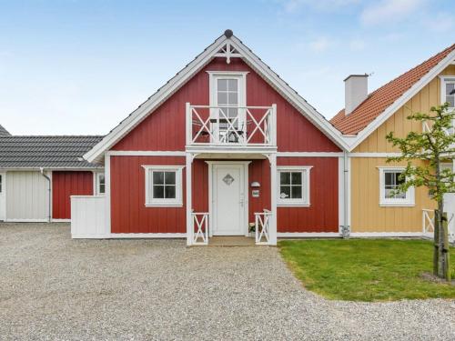 un granero rojo y amarillo con una puerta blanca en Holiday Home Bleike - 250m from the sea in Funen by Interhome, en Bro