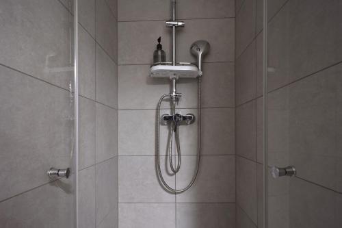 La salle de bains est pourvue d'une douche avec un pommeau de douche. dans l'établissement JustStay Mülheim an der Ruhr, à Mülheim