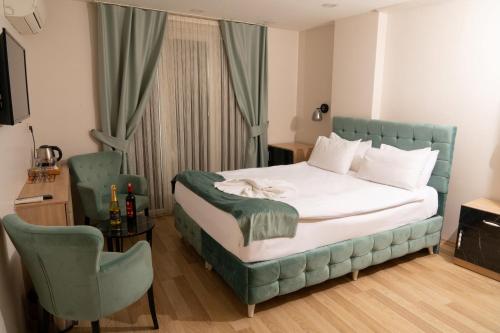 1 dormitorio con 1 cama y 1 silla en Loss Hotel, en Beylikduzu