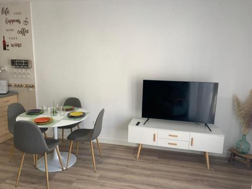TV a/nebo společenská místnost v ubytování Apartamento Peñas Blancas, junto a ruta de los Cahorros, Monachil.