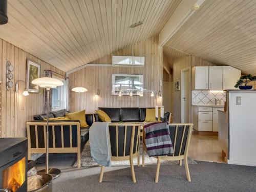 Dapur atau dapur kecil di Holiday Home Hjalmar - 400m from the sea by Interhome