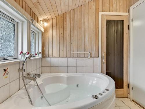Bilik mandi di Holiday Home Hjalmar - 400m from the sea by Interhome