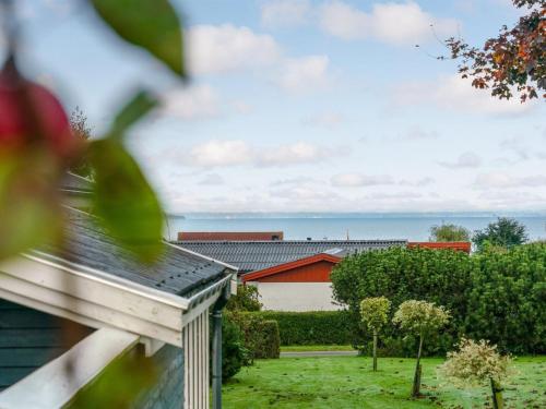 - une vue sur une maison avec un toit dans l'établissement Holiday Home Fita - 300m from the sea in Funen by Interhome, à Asperup