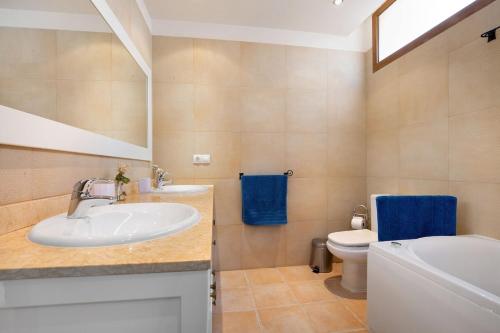 - Baño con 2 lavabos y aseo en Villa Carmen, en Caleta de Fuste