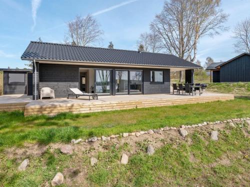 una casa con terraza y una casa en Holiday Home Haley - 150m from the sea in Funen by Interhome, en Millinge