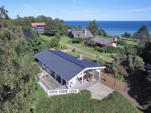 una vista aérea de una casa con techo solar en Holiday Home Arho - 75m from the sea in Funen by Interhome, en Spodsbjerg