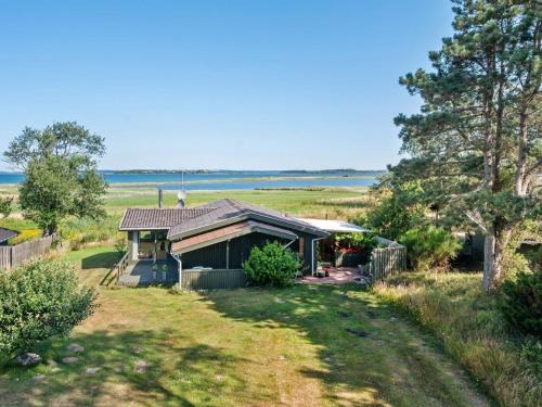 ein Haus mitten auf einem Feld in der Unterkunft Holiday Home Nnykka - 100m from the sea in Funen by Interhome in Bøjden