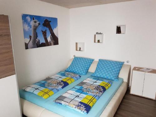 een slaapkamer met 2 bedden en een foto van een giraffe bij Ferienwohnung Dersch in Mauth