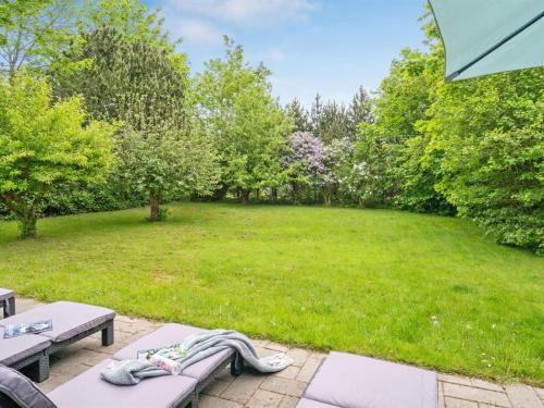 uitzicht op een tuin met een park met bomen bij Holiday Home Felisa - 300m from the sea by Interhome in Humble
