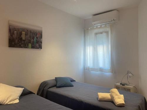 um quarto com 2 camas e uma janela em Apartamento en Na Macaret A em Na Macaret