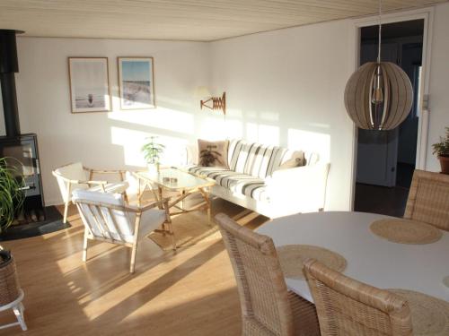 uma sala de estar com um sofá e uma mesa em Holiday Home Susette - 400m from the sea in SE Jutland by Interhome em Haderslev