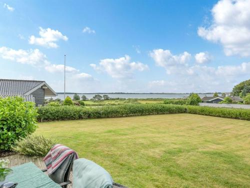 duży ogródek z dużym trawnikiem w obiekcie Holiday Home Rathi - 250m from the sea in Funen by Interhome w mieście Hårby