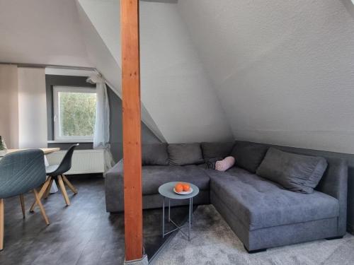 een woonkamer met een bank en een tafel bij Wernerwaldstr-1 in Cuxhaven